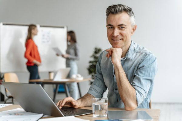 businesspeople-meeting-office-working businesspeople-meeting-office-working
